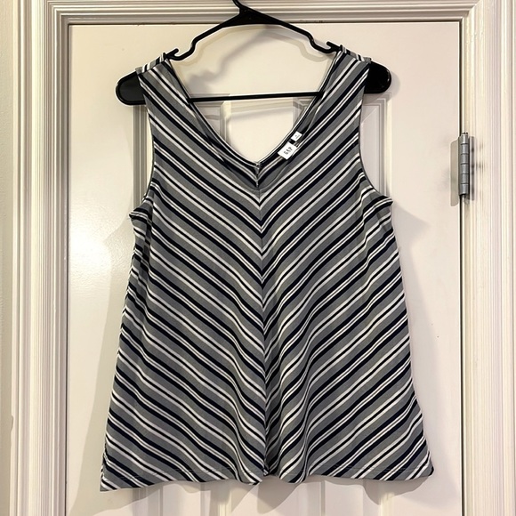 𝅺gap flowy tank. Size S. Great condition. Navy, gray, white diagonal stripes. - Picture 1 of 3